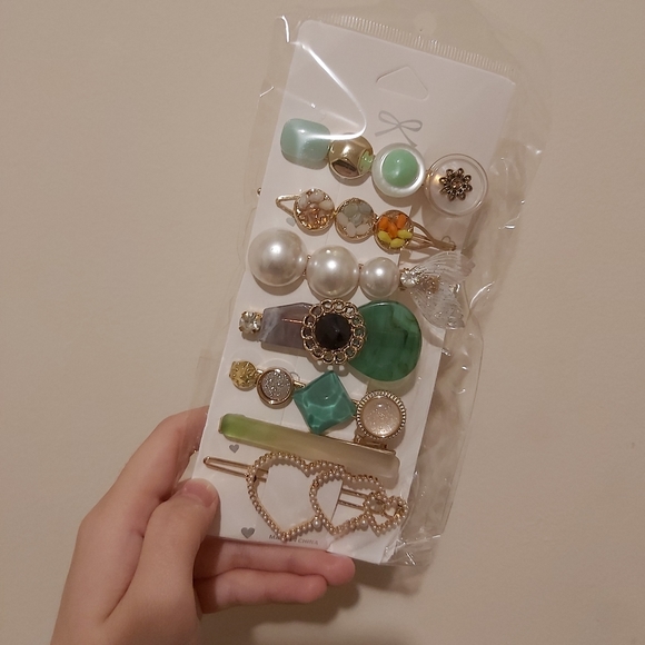 Brand new hair clips - Picture 1 of 2